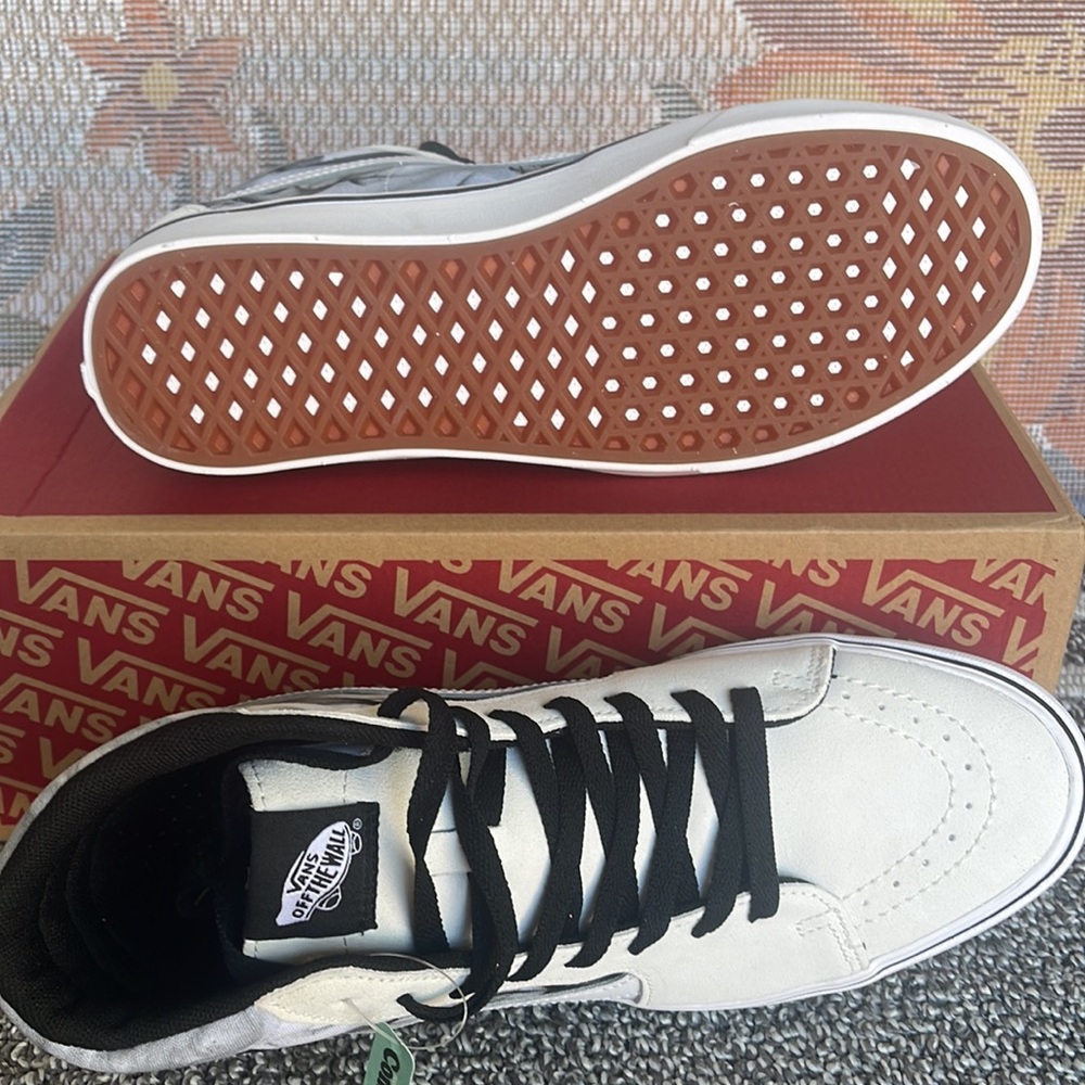 Vans WMNS Comfycush Sk8-Hi
After Dark White/Black
VN0AZTNOYB2
Sneakers - Picture 5 of 16